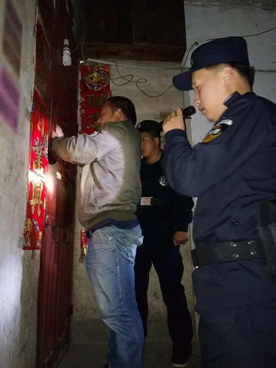 梅州粗心妈妈误将幼女锁家中 