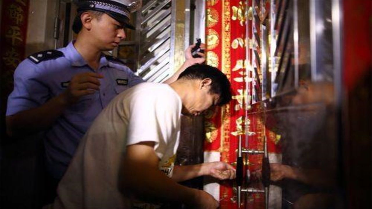 梅州请开锁师傅开了锁后，师傅